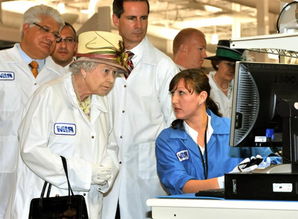 92岁英女王戴3D眼镜炫酷,穿白大褂很专业,是 新时代老太太